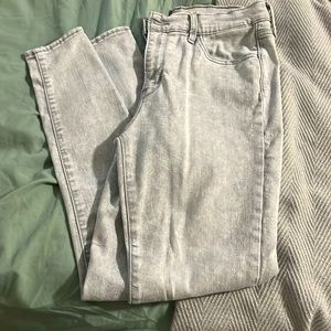 NWOT Levi’s 720 high rise super skinny jeans in light grey size 28